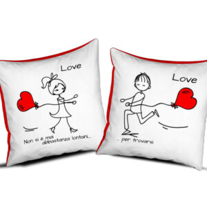 Idea Regalo Cuscino San Valentino – Set Coppia “Love – Non si è mai abbastanza lontani per trovarsi”