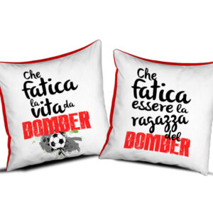 Idea Regalo Cuscino San Valentino – Set Coppia “Vita da Bomber” Calcio e Amore